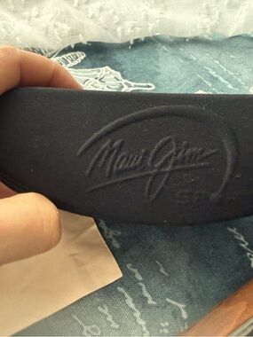 Maui Jim sport Black sunglasses cloth and Embossed Logo Sunglass Case with clip